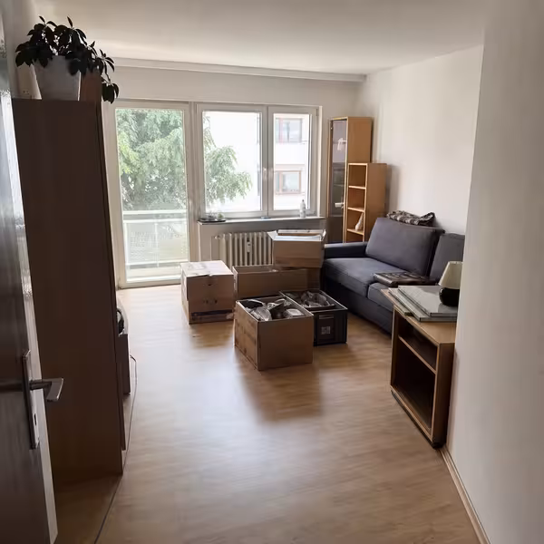 Geordnet vorbereitete Haushaltsauflösung in einer Wohnung