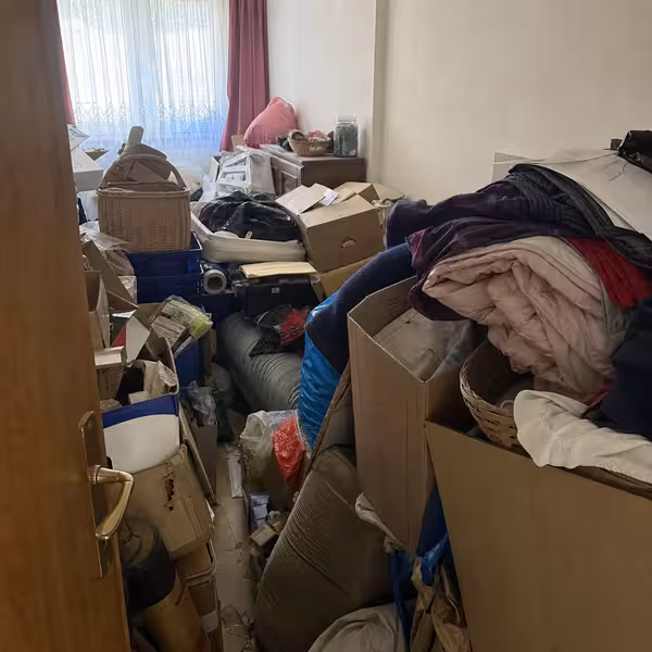 Stark gefüllte Wohnung vor einer Messie-Entrümpelung